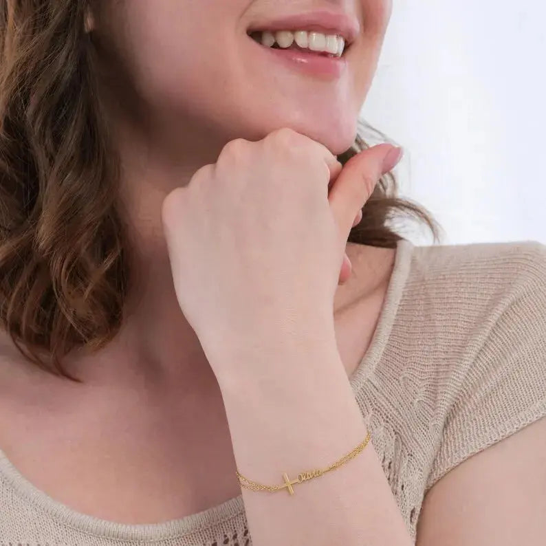 Bracelet Croix Personnalisé en Acier Doré – Prénom Gravé, Cadeau Unique & Raffiné Mon cadeau unique
