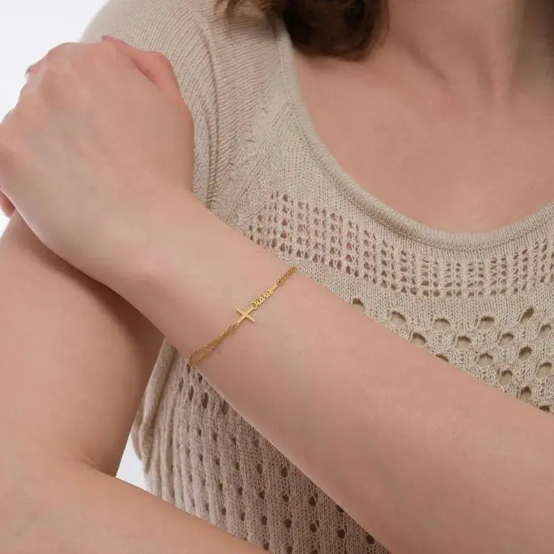 Bracelet Croix Personnalisé en Acier Doré – Prénom Gravé, Cadeau Unique & Raffiné Mon cadeau unique