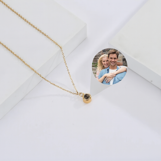 Collier Projecteur Photo Personnalisé – Médaillon Nano Gravure en Acier Inoxydable 316L Mon cadeau unique